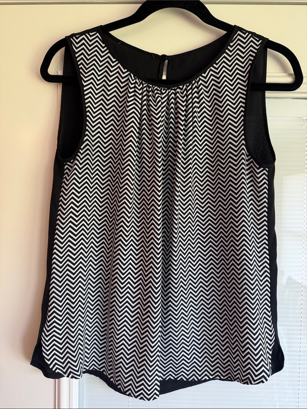 Jones New York Black & White Chevron Sleeveless Top